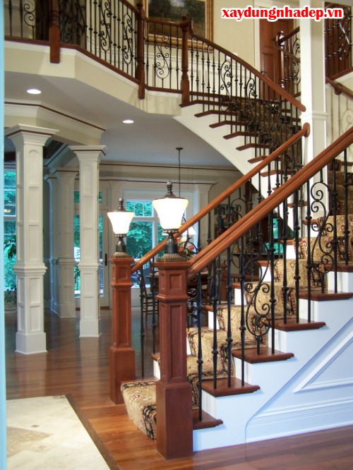 Cầu thang hướng ra cửa ch&iacute;nh &ndash; Tiền của theo ra ngo&agrave;i